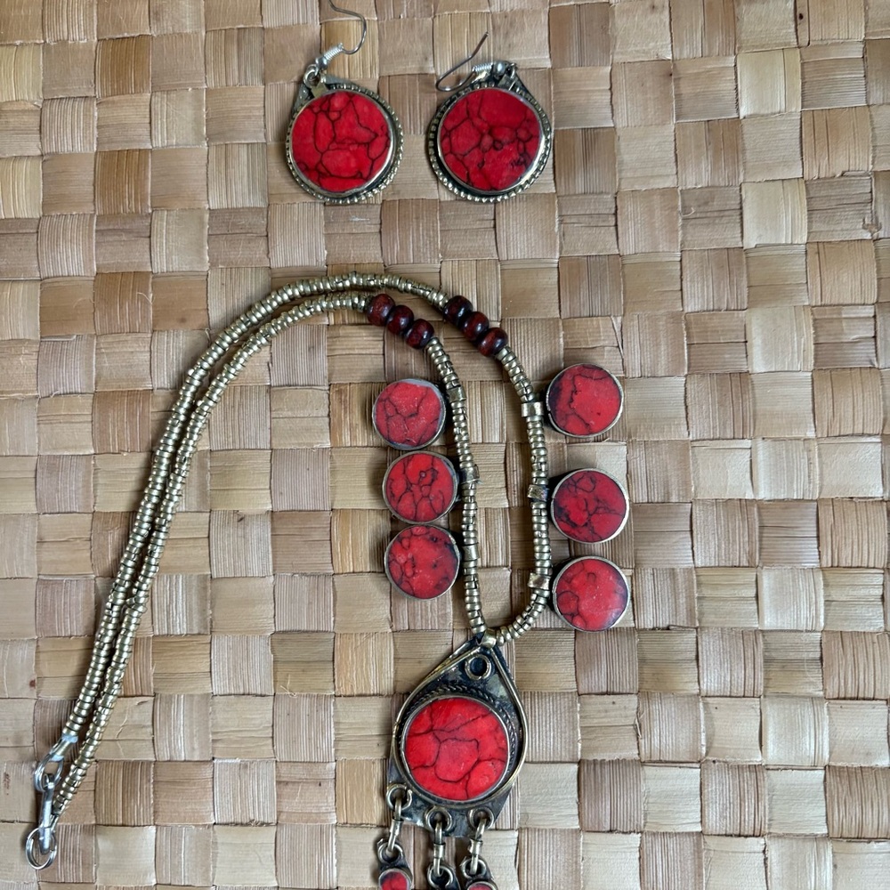 NECKLACE Elegant Red/Orange Pendant Necklace with matching earrings